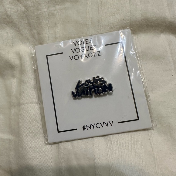 LOUIS VUITTON PIN - VOLEZ VOGUEZ VOYAGEZ NYC EXHIBITION - Picture 2 of 3